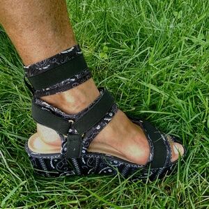 "Razzle" platform sandal, 8.5, like new condition